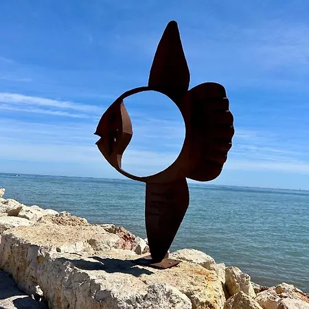 Con Encanto Cerca Del Mar